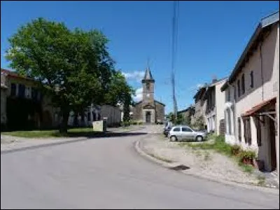 Nous sommes dans le Grand-Est dans la rue principale d'Einvaux, avec au bout l'église Saint-Jacques-le-Majeur. Village du Lunévillois, dans le pays du Bayonnais, il se situe dans le département ...