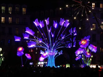Dans quelle ville française se déroule la célèbre "Fête des Lumières" en décembre ?