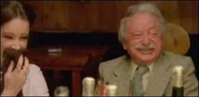 Dans "Les Bronzés font du ski", quel plat typique de Savoie, Marius rend-il immangeable en y mettant du fil dentaire dedans ?