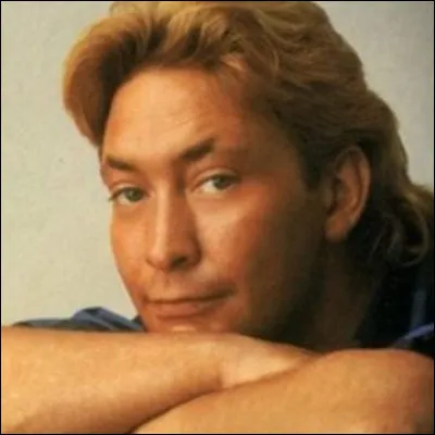 Guitariste extrêmement doué, il est devenu chanteur par hasard : depuis qu'il est « Sur la plage », la roue a tourné pour lui et ce n'est plus vraiment un dilettante !