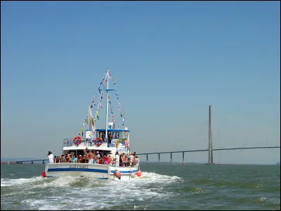 Quelle proposition signifie à la gauche d'un bateau ?