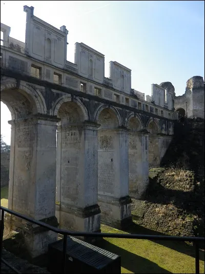 Ce pont-galerie fait partie de quel château ?