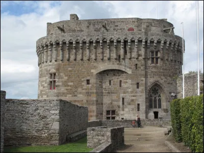 Quel est ce château, dit aussi château de la duchesse Anne, où a eu lieu la joute opposant Bertrand Duguesclin à Thomas de Canterbury ?
