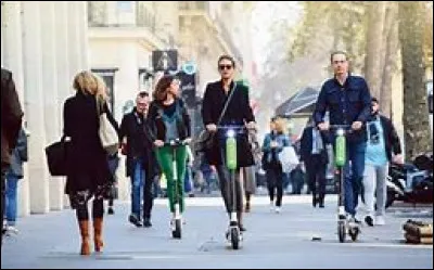 Circuler sur un trottoir est passible d'une amende :