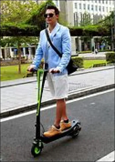 En absence de piste cyclable, en agglomération, je circule sur les voies dont la vitesse maximale est de :