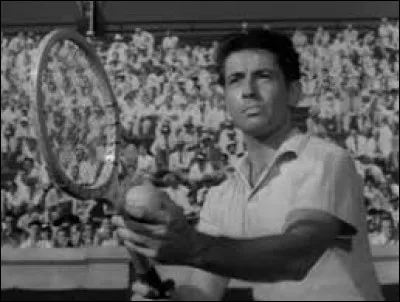 Quel est ce film d'Hitchcock dans lequel le héros Guy Haines (Farley Granger) dispute un long match de tennis à un moment décisif du film ?