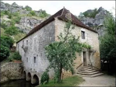 Nous sommes en Occitanie devant le moulin de Cougnaguet, à Calès. Commune de l'arrondissement de Gourdon, elle se situe dans le département ...