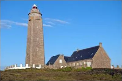 Vous avez sur cette image le phare du cap Lévi, sur le territoire de Fermanville. Commune normande, sur la côte nord du Cotentin, elle se trouve dans le département ...