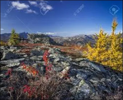 Où se situe la chaîne de montagnes de l'Oural ?