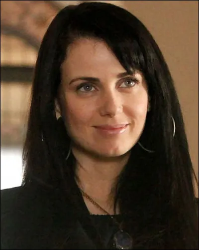 La mère biologique d'Elena est...