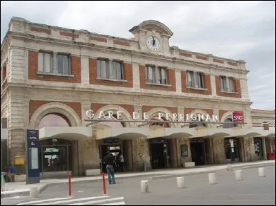 Quel peintre surrréaliste considérait la gare de Perpignan, comme étant le centre du monde ?