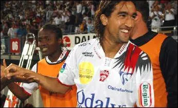 Comment s'appelle la personne a cot de Youssouf Hadji ?