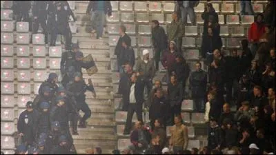 Quel match UEFA a-t-il t stopp a cause d'hooligans ?