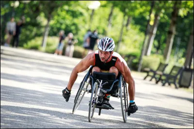 Comment appelle-t-on le triathlon en handisport ?