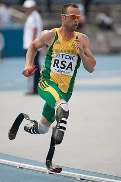 Qui &eacute;tait le sportif handicap&eacute; courant avec les valides ?