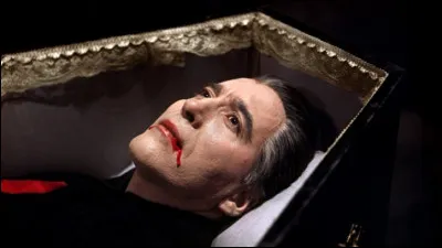 Quel écrivain britannique a créé le personnage de Dracula, vampire immortel assoiffé de sang humain, en 1897 ?