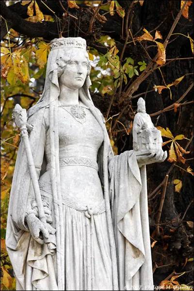 D'après la légende, qu'avait de grand la mère de Charlemagne ?