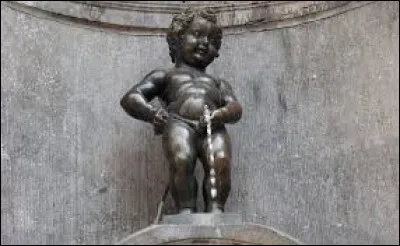 Cette petite statue se nommant Manneken Pis se trouve à :