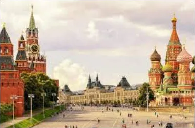 La place Rouge est l'une des plus connues du monde et se trouve à