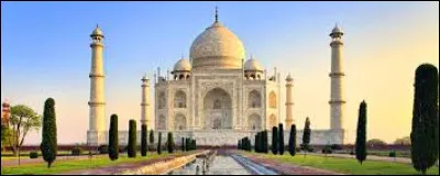Merveille de l'architecture moghole, le Taj Mahal se trouve à
