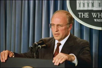 Longtemps assistant de Rumsfeld, Secrétaire à la Défense de 1989 à 1993, vice-président des États-Unis entre 2001 et 2009 sous la présidence de George W. Bush, grand partisan de la guerre contre l'Irak en 2003, figure des néo-conservateurs, c'est ...