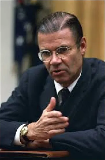Il a été secrétaire à la Défense de 1961 à 1968, sous les présidences Kennedy et Johnson : partisan de la dissuasion dans la crise de Cuba, il a joué un rôle important pendant la guerre du Vietnam. Il dirige ensuite la Banque Mondiale, de 1968 à 1981. C'est ...