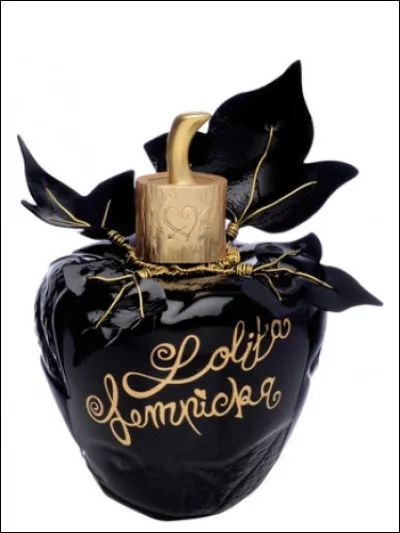 Et nous finirons notre visite luxueuse des parfums avec cette bouteille artistiquement décorée où le nom de la créatrice s'inscrit en lettres d'or qu'il eut été dommage d'effacer ! Alors quel est le nom du parfum ?