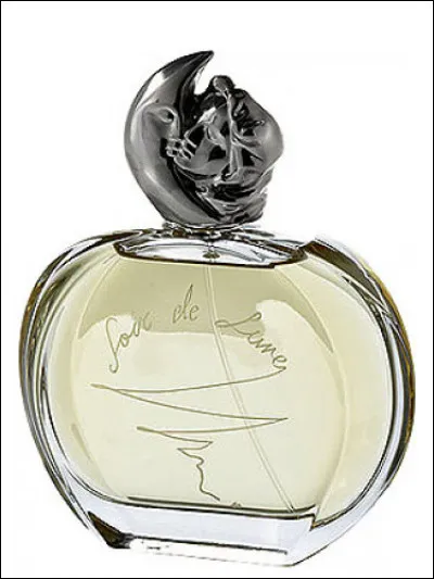 Bouteille surmontée d'un magnifique bouchon, pour ce parfum à la fois chypré et fruité, portant un nom qui laisse rêveur, c'est "Soir de Lune" de :