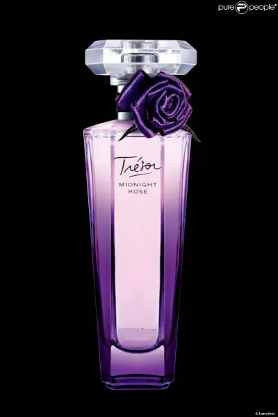 Eau de toilette fleurie avec des notes de roses, jasmin, cassis, framboise et mûre, c'est Trésor Midnight Rose, créé par :