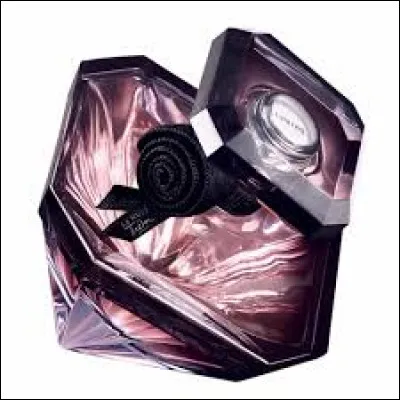 Fascinante bouteille pour abriter "La Nuit Trésor", parfum aux notes florales à dominante de rose et d'orchidée conjuguées avec l'encens et le patchouli qui le rendent sensuel. À quelle maison appartient-il ?