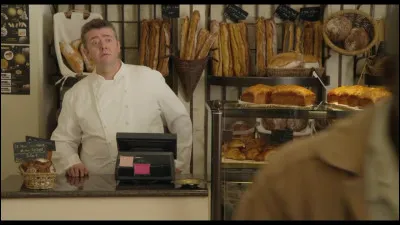 Que demande André Koffi à la boulangerie ce qu'il ne plaît pas au boulanger et que le boulanger va jusqu'à appeler la gendarmerie ?