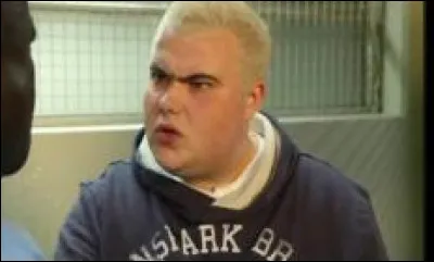 De quoi se fait insulter André par le jeune lorsqu'Andre est en cellule ?

Completez les pointillés lors du dialogue entre André et le blond !
André, se levant aussi  : Hé, baisse d'un ton, l'albinos  !
Le jeune  : Il va s'calmer, '........' !