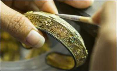 Comment s'appelle l'artisan créateur d'objets précieux de décoration en métal ?