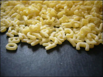 Quelle est la particularité de cette phrase : "servez ce whisky aux petits juges blonds qui fument" ?