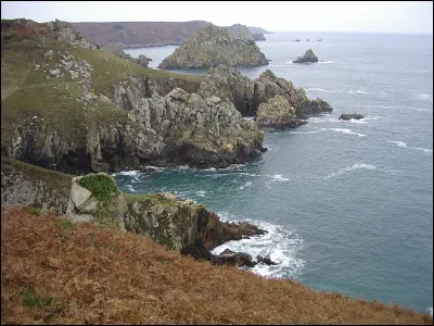 Quel est le nom du cap qui forme l'extr&eacute;mit&eacute; occidentale de la Cornouaille entre la baie de Douarnenez et celle d'Audierne ?