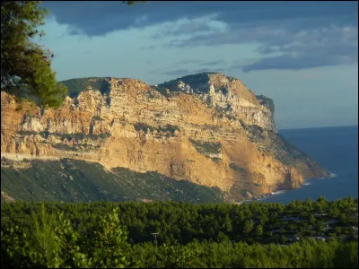 Quel est le nom de ce cap de la commune de Cassis qui culmine &agrave; 363 m&egrave;tres d'altitude ?