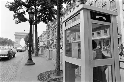 Dès 1884, dans quelle ville les premières cabines téléphoniques ont-elles fait leur apparition ?