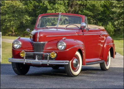 " Look a-here, what's all this
 Never thought I'd do this before
 But here I am a-knockin' on her door
 My car's out front and it's all mine
 Just a forty-one Ford, not a fifty-nine
 I got that girl an' I'm a-thinkin' to myself
 She's sure fine lookin' man, wow, she's something else !"

A quelle marque de voiture Eddie Cochran faisait-il allusion ?