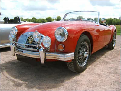 "Nouvelle vague"  

" Une tite MG, 3 compères
 Assis dans la bagnole
 Sous un réverbère
 Une jambe ou deux
 Par d'ssus la portière..."

C'était qui, déjà ?