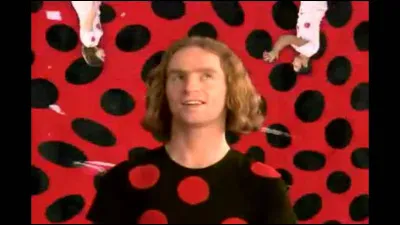 Avec un costume pareil, devinez ce que peut bien chanter le groupe Dionysos, en 1999 ?