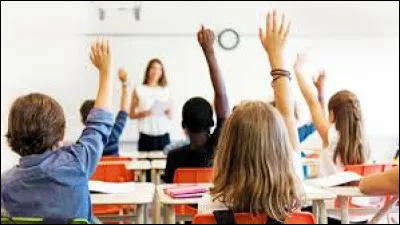 Pour le français. Dites-moi si dans la phrase qui suit l'adjectif est épithète, attribut ou en apposition : "De loin, la ville semblait plus belle".