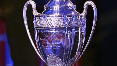 Contre qui le PSG a-t-il gagné sa première coupe et laquelle ?