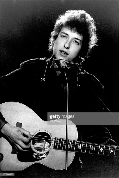 ''Mr. Tambourine Man'' est un titre de Bob Dylan.
Je n'ai pas trouvé d'anagramme parfaite de TAMBOURINE, seulement quatre mots qui s'en approchent à une lettre près. Quel est l'intrus ?