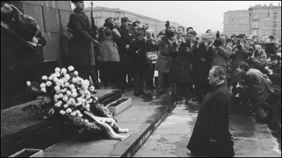 Le 7 d&eacute;cembre, le chancelier allemand Willy Brandt, en visite en Pologne, s'agenouille devant le m&eacute;morial des morts du ghetto de Varsovie, demandant pardon pour les crimes allemands : c'&eacute;tait il y a ...