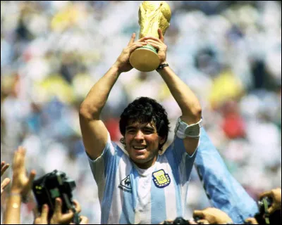 Ce footballeur argentin, artisan de la victoire de l'équipe d'Argentine à la Coupe du monde 1986, deux fois vainqueur du championnat d'Italie avec son club de Naples, se prénomme ...