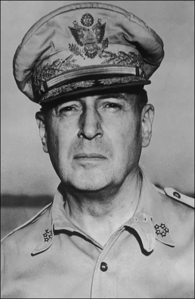 Ce général américain, commandant des forces alliées dans le Pacifique, puis au Japon, commandant en chef des troupes des Nations Unies en Corée en 1950-51, c'est ... MacArthur