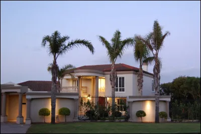 Je ... à la maison. Demain, tu ... chez moi comme prévu.