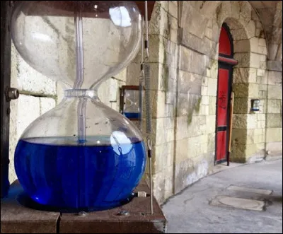 Dans quelle émission télé peut-on voir des clepsydres, instruments qui servent à mesurer le temps ?