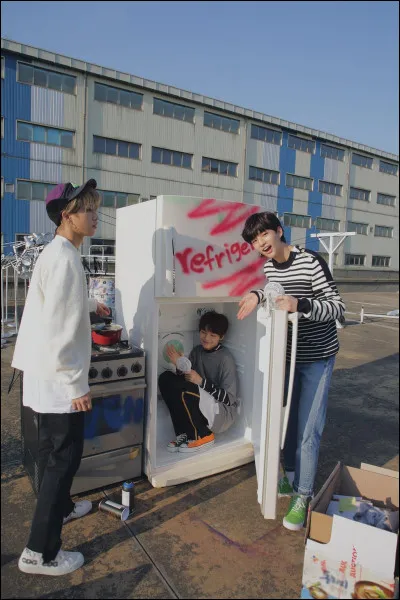 Qui prend une photo dans le MV de "I Am You" ?