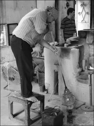 Quelle matière les Syriens soufflèrent-ils les premiers dès l'Antiquité pour lui donner des formes ?